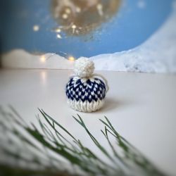 Ozdoba choinkowa, miniczapeczka, biało-granatowa