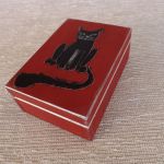 Pudełko malowane średnie - Kot w czerwieni - półprofil pudełka