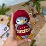 Mały pingwinek w pudełku, Prezent świąteczny, Prezent na Mikołaja - Kolor sweterka: bordowy z cytrynowymi paskami i kropkami