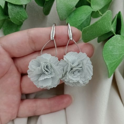 Jedwabne kolczyki kwiaty szare siwe