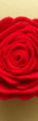 Broszka z filcu - czerwona róża