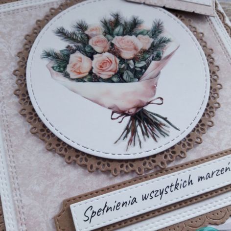 Kartka urodzinowa (lub na inną okazję) z zimowymi różami i gałązkami świerku