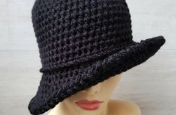 Czarny kapelusz w stylu art deco, robiony szydełkiem