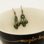 Wiszące kolczyki handmade butelkowa zieleń - Kolczyki sztuczne perły