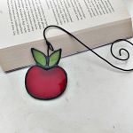Zakładka do książki Jabłuszko , witraż - czerwone jabłuszko witraż