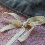 Plecak damski z różowej bukli i welurową klapą – RASPBERI - 
