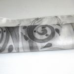 Jedwabna malowana Szarosrebrna minimalistyczna apaszka z roślinną dekoracją  - Jedwabna malowana Szarosrebrna minimalistyczna apaszka z roślinną dekoracją