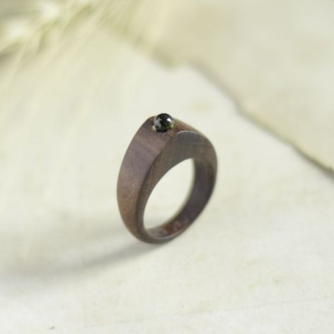 Elegancki drewniany pierścionek z peridotem