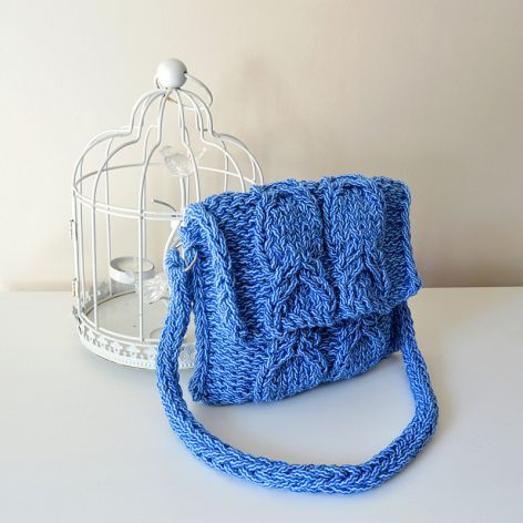 Niebiesko-błękitna torebka z warkoczem