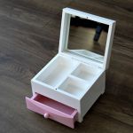 Szkatułka z lusterkiem - Kwiatowe serce - Szkatułka z lusterkiem i szufladką kwiaty prezent komunijny dla dziewczynki, prezent na urodziny dla kobiety szkatułka na biżuterię personalizowana