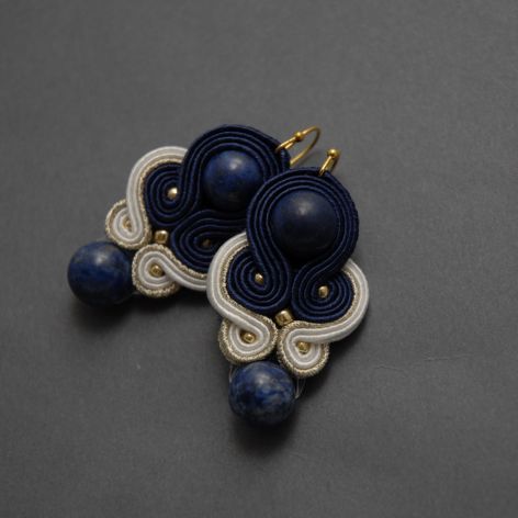 granatowo-białe kolczyki lub klipsy sutasz z chryzokolą