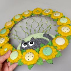 Kotek szaraczek wśród kwiatów - dekoracja ścienna