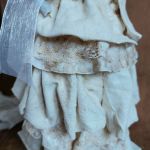 Rzeźba aniołka z bukietem - Fragment sukienki