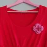 Różowy kwiatek - Na sukience z bliska
