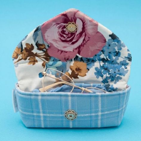 Eleganckie niebieskie etui na okulary