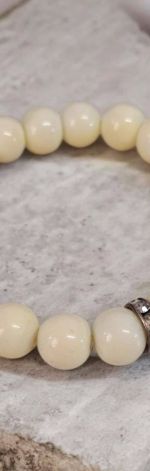 Bransoletka na gumce ecru.