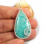 Amazonit, Srebrny wisior z amazonitem łza - wisiorek na dłoni