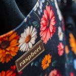 Czarna listonoszka z kominem z weluru w kwiaty – handmade, unikat - 