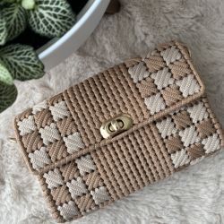 Beżowa torebka ręcznie robiona – pleciona kopertówka w stylu boho
