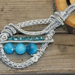 Wisior wire wrapping z niebieskimi agatami