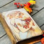 ufer w kształcie książki, dla miłośniczki malarstwa Alfonsa Muchy, prezent, życzenia - 