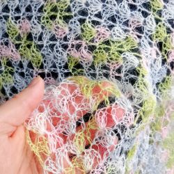 Długi pastelowy szal mgiełka