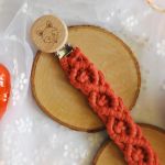 Makramowa zawieszka do smoczka lisek - 