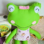 Żabka - super przyjaciółka - Tosia - 45 cm - Uszyta została z zielonej bawełny, a brzuszek ma z bawełny jasno różowy w piękne baletnice