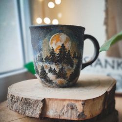 Kubek zaśnieżony las i księżyc