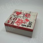 Drewniana szkatułka kwadratowa LOVE - pudełko z napisem love