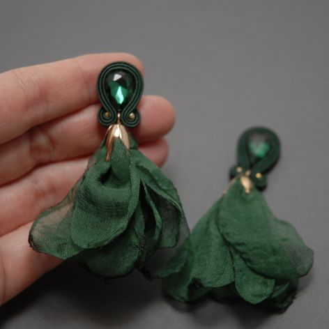 zielone kolczyki lub klipsy sutasz z kwiatkami