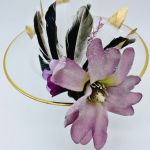 Pióropusz z fioletowym kwieciem - Stworzony z kwiatów i piórek