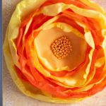 Broszka kwiat - Pomarańcz / żółty - Wszystko szyte. Zapięcie metalowe Wysyłam zapakowaną ładnie Wielkość 9,5 cm