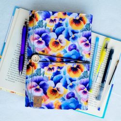 Wodoodporne etui na książkę: kolorowe bratki