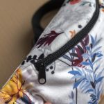 Jasna welurowa nerka w kwiatki - 