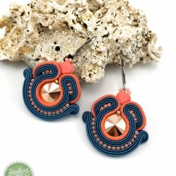 Delikatne, pastelowe kolczyki sutasz/soutache z błyszczącymi kryształkami Preciosa, idealne do codziennych stylizacji. 