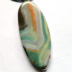 Agat turitella, wielobarwny, piękny kamień, wisiorek na rzemyku