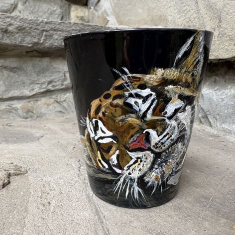 Czarny, porcelanowy kubek ręcznie malowany Śpiący Tygrys 