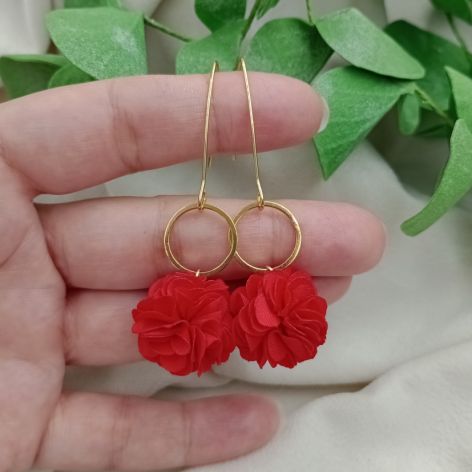 Czerwone kolczyki kwiaty na wesele dla druhny