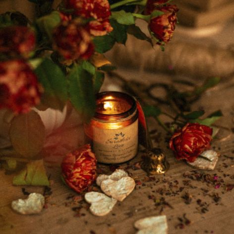 ŚWIECA SOJOWA O ROMANTYCZNYM ZAPACHU NA WALENTYNKI