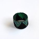 pierścionek koralikowy czarno-zielony - pierścionek zielono-czarny