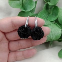 Małe krótkie czarne lekkie kolczyki kwiaty kwiatki 