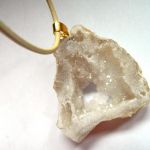 Biały matowy kwarc w złocie, druzy, oryginalny wisiorek - 