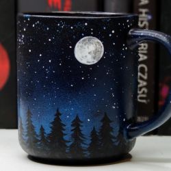Ręcznie malowany kubek z nocnym lasem