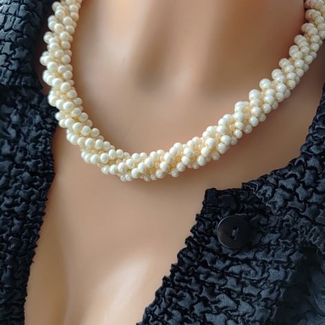 Naszyjnik typu "sznur" z drobnych pereł szklanych – Elegancki skręt