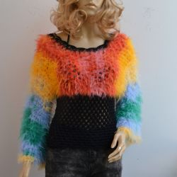 Szydełkowy sweterek w kolorze tęczy i czarnym
