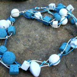 Niebiesko - białe korale, porcelana i lawa