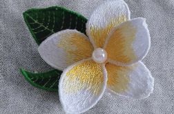 Kwiat plumerii - haftowana broszka