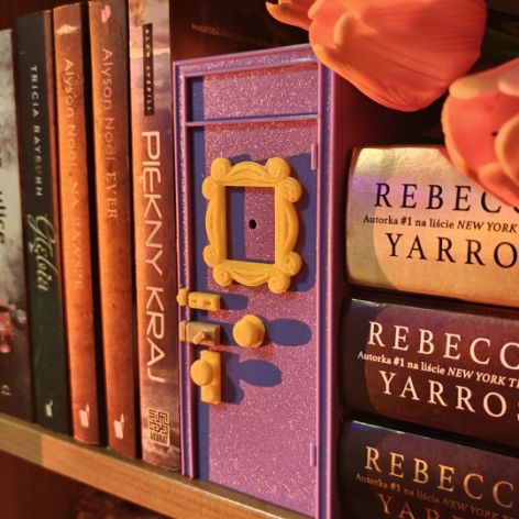 Skarbonka Book Nook Drzwi Friends Przyjaciele Gadżet dla Fana Dekoracja 3D