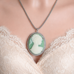 Naszyjnik z zieloną kameą – Styl Vintage – Srebrzysty Medalion